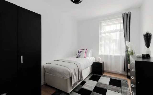 Beautiful 4-bed House With Garden in London