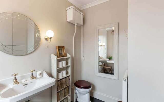 Lovely 4 Bedroom House near Portobello
