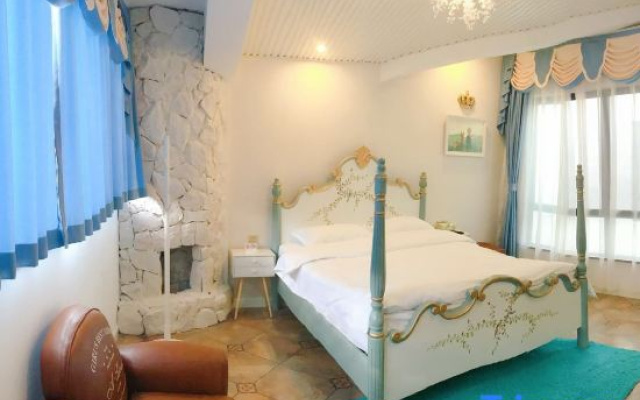 Merlin Art Hotel