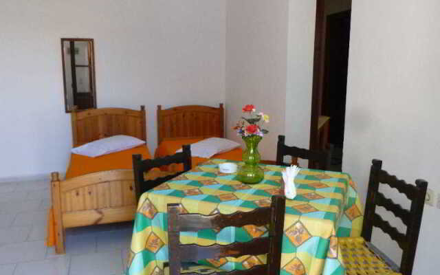 Akrogiali Rooms & Studios
