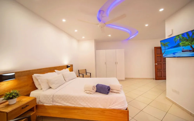 2BR Luxury Apartment in Heart Of Nightlife Area!