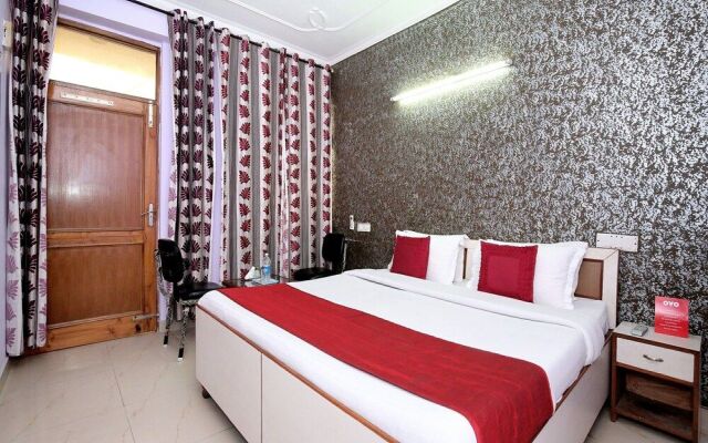 OYO 10463 Hotel Paras