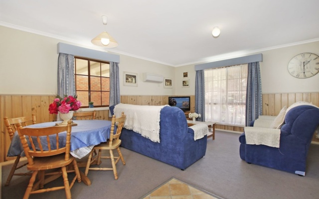 Oak Cottage - Tudor Village Unit 5 – Guest Rooms – Bright