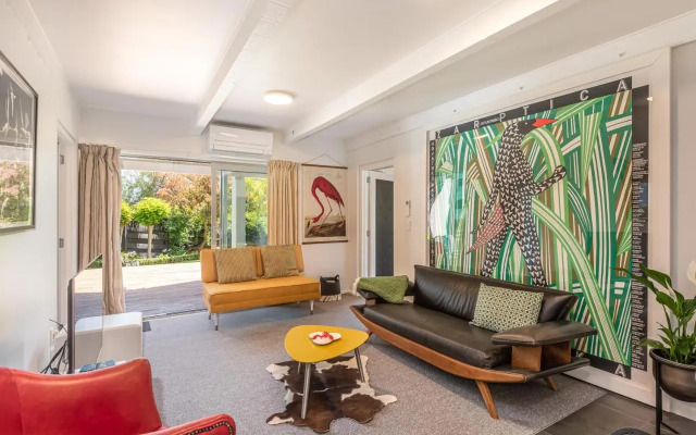 Retro Living - Water views