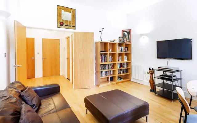 Bright & Comfortable Angel Apartment