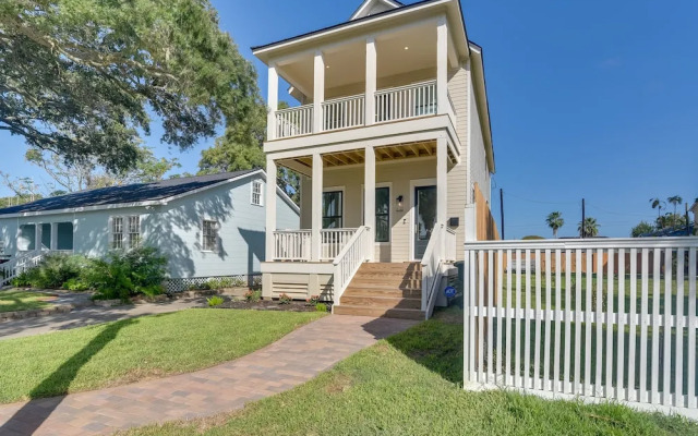 Upscale Home w/ 2 Balconies in Galveston!