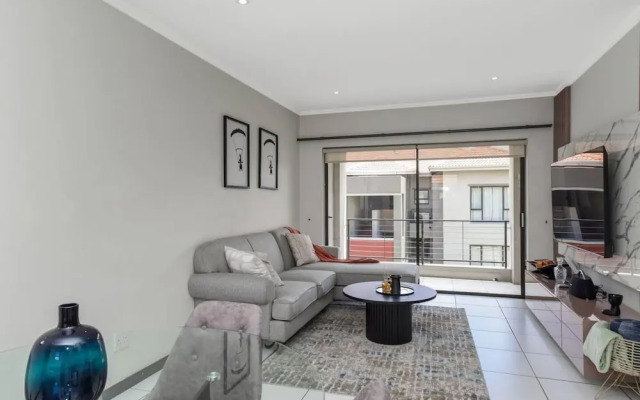 2 Bed Flat - Sleeps 4 - Pool - Garden - Parking