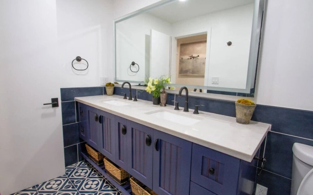 Dreamy Farmhouse In Studio City