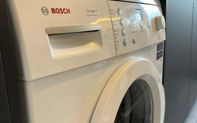 Comfortable King Bed - location - leisure - Contractors - Parking