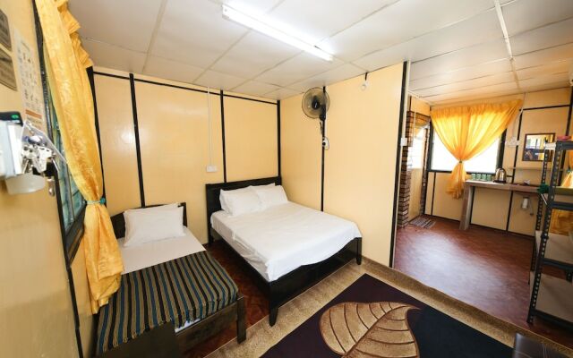 OYO 90960 Rajawali D'cabin Chalet Room