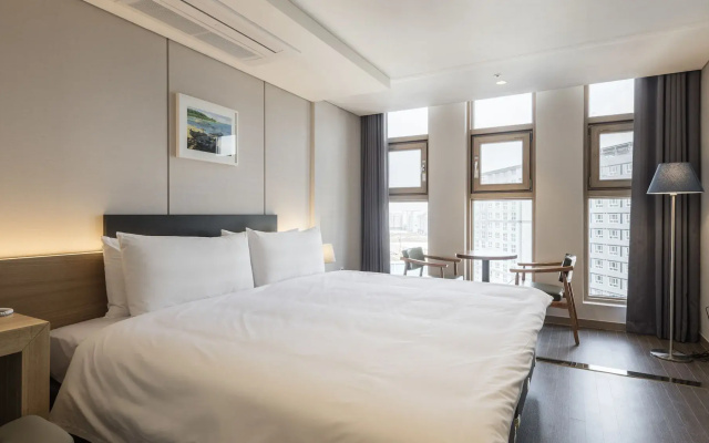 The First Stay Hotel