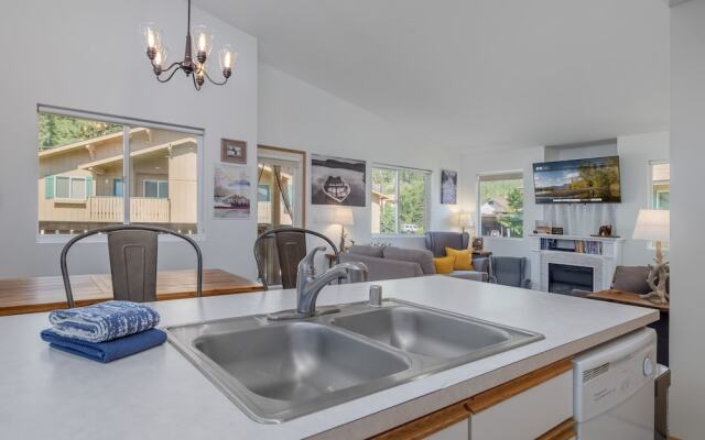 Alpine Family Haus 2 Bedroom Condo by NW Comfy Cabins by RedAwning