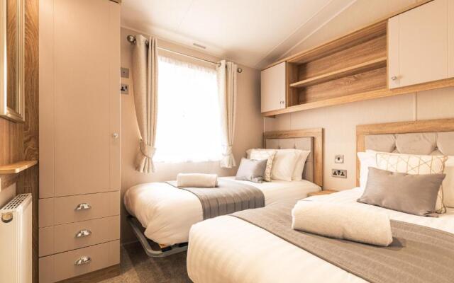 Lakeside Retreat Lodge With Hot Tub