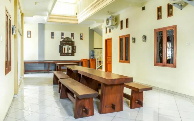 Penginapan Anggrek Syariah 2 by OYO Rooms