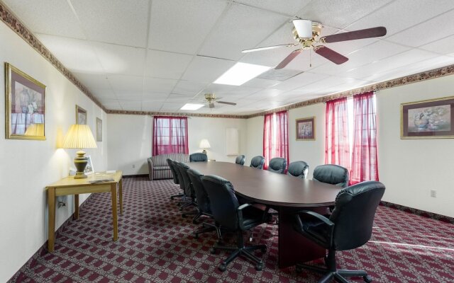 Econo Lodge Inn & Suites