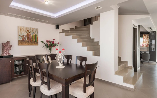 Beautiful Pool Villa for Relaxing Family Holidays