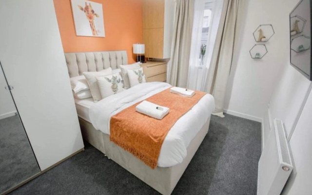 GF Apartment Near City Centre With Gated Parking