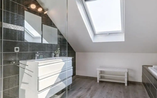 Spacious House With Garden and Parking