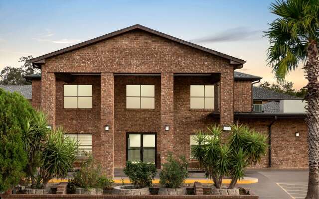 Super 8 by Wyndham Universal City