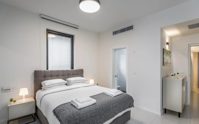 Spacious & Design 2BDR W/ balcony and parking