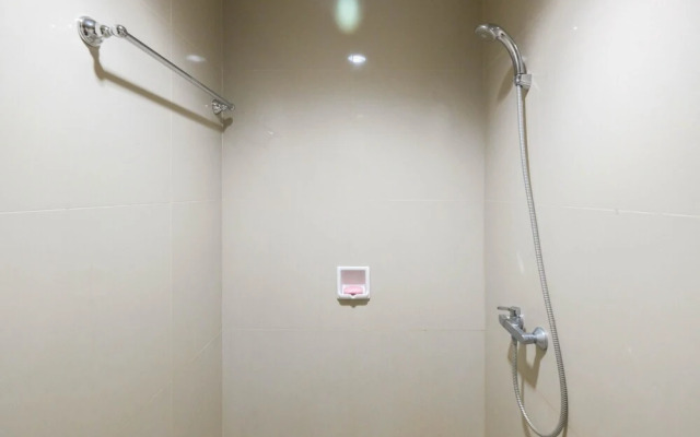 Great Location Studio at Tree Park Apartment