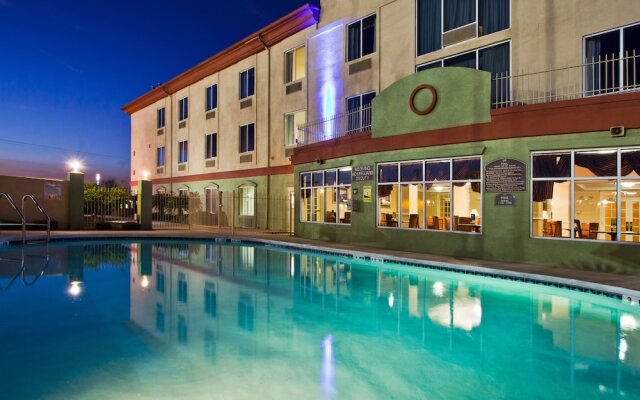 Holiday Inn Express Hotel and Suites Live Oak