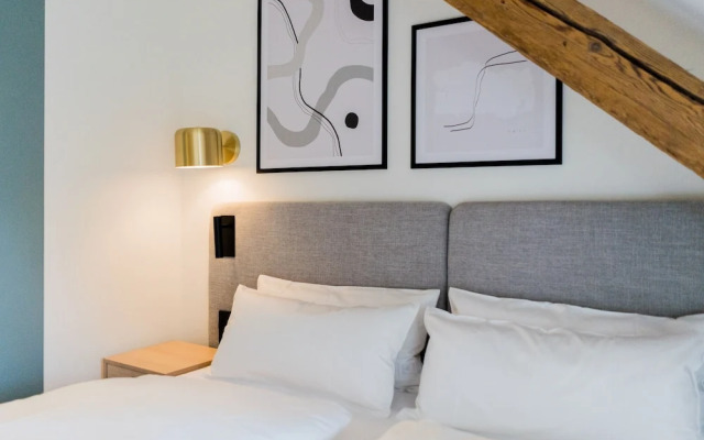 Bob W Munich Airport - Peterhof