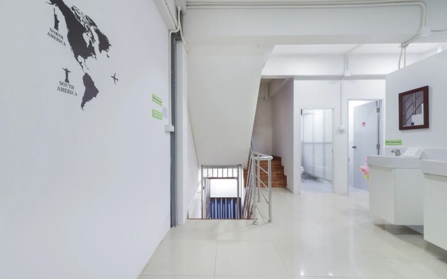 OYO 724 Green Light Cafe and Bed Hostel