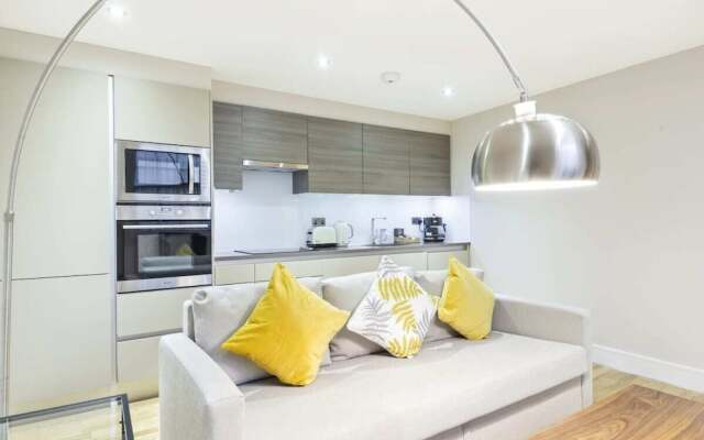 Modern & Cosy Apartment Close To Tube, Sleeps 5