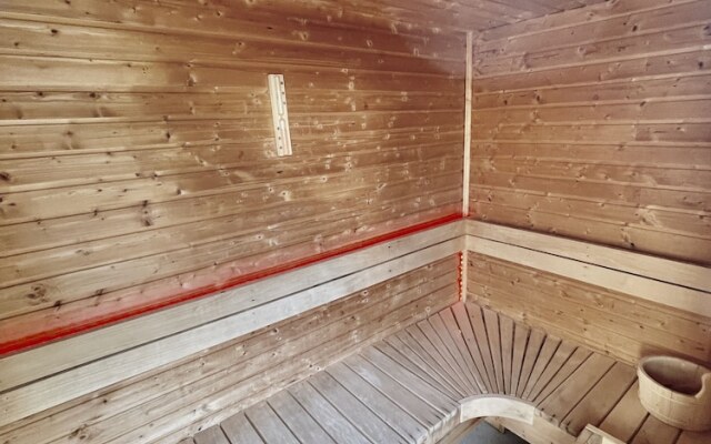 Four Corners Holiday Home with Hot Tub & Sauna