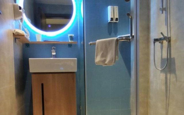 Yijia Hotel (Xinyi Railway Station Nanjing Road)