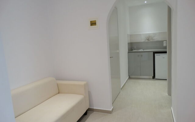 Makis Louvlis Apartments & Studios