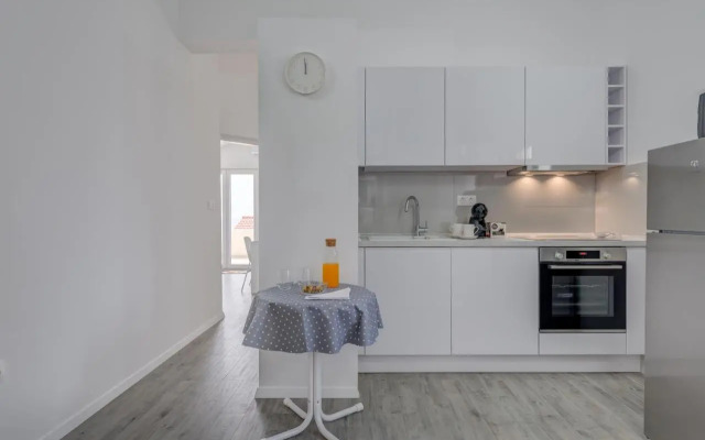 Spacious Modern Apartment Miljak - 1min to the beach