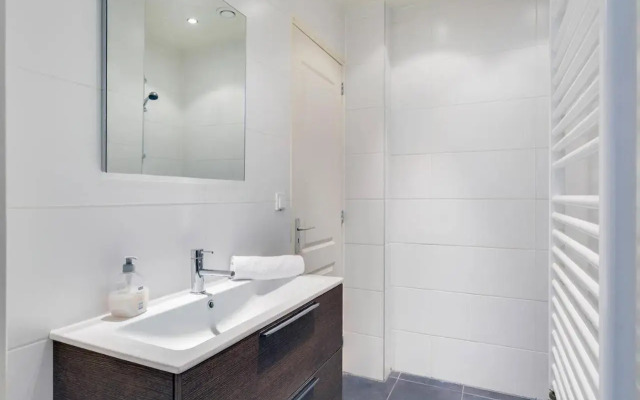 Luxurious Canalview APT with Patio CITY CENTRE