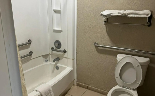 Rodeway Inn & Suites South of Fiesta Park
