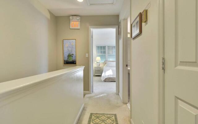 Artist Garden by Avantstay Great Location w/ Balcony, Outdoor Dining, Shared Pool & Bbq! Week Long Stays