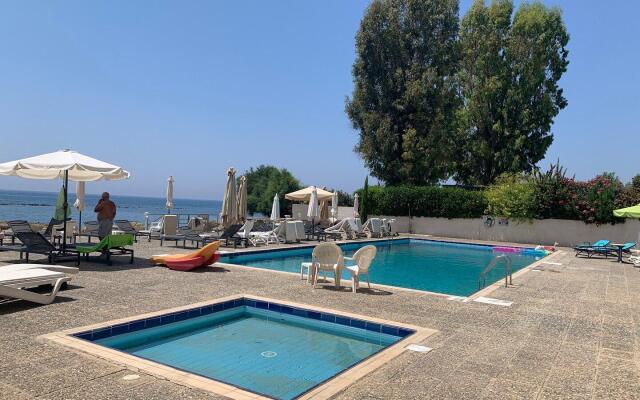 Large 3BD APT 50m to the sea with a pool