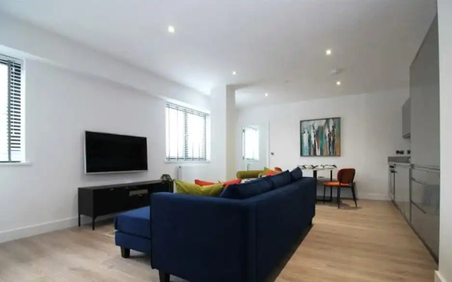 Sophisticated Modern 2 Bedroom Apartment in Solihull