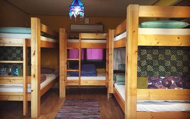 Shanti Shanti Guest House - Hostel