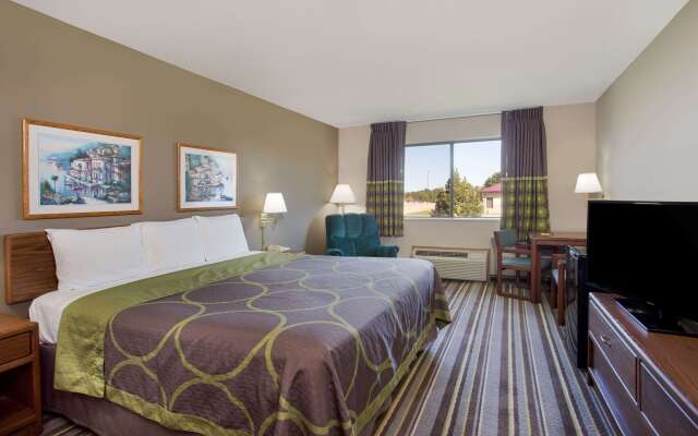 Super 8 by Wyndham Charles City