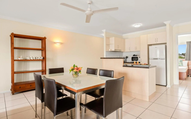 Bay Village Tropical Retreat & Apartments