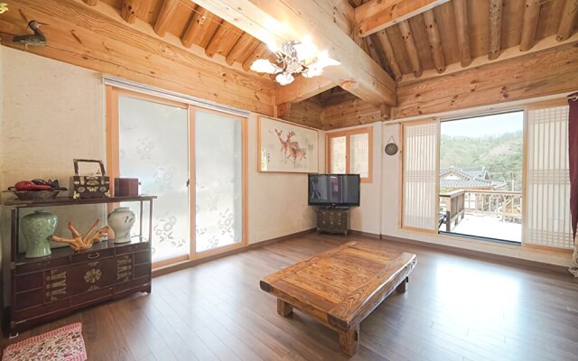 Hongchen Hanok Pine Scent Pension