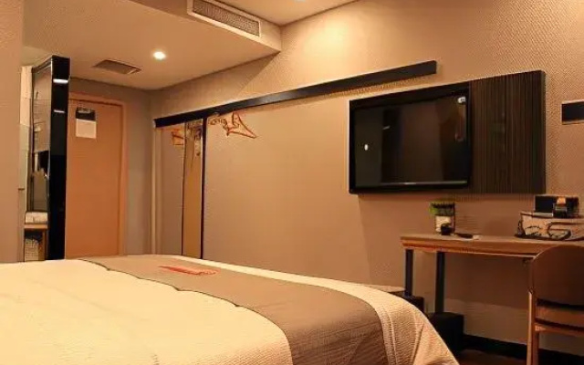 Junyi Select Hotel (Yinan Zhisheng Tangquan store)