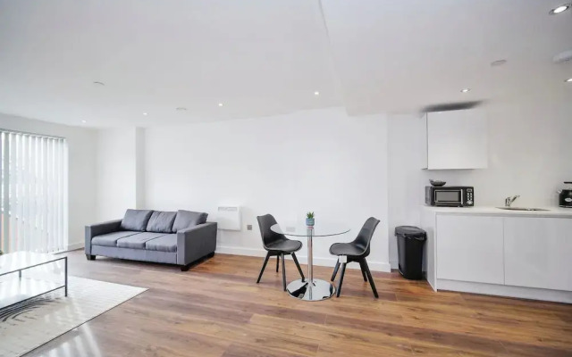 1 Bed Serviced Apartment Bracknell Station 5 Mins