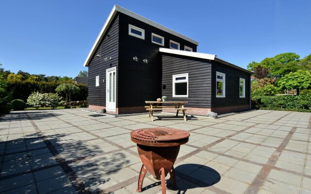 Detached holiday house with WiFi and a large garden; hike and bike the Veluwe