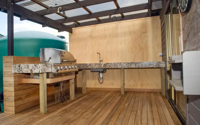 Beachside Beauty - Kuaotunu Holiday Home