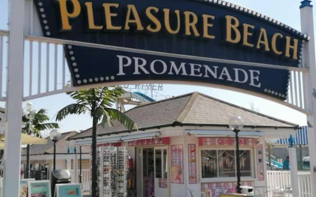 Beach Apartment - Sleeps 4, Garden & Parking