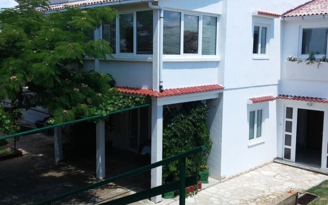 Scenic Apartment in Dalmatia With Lovely Garden