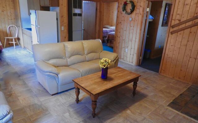 Foothills Lodge and Cabins