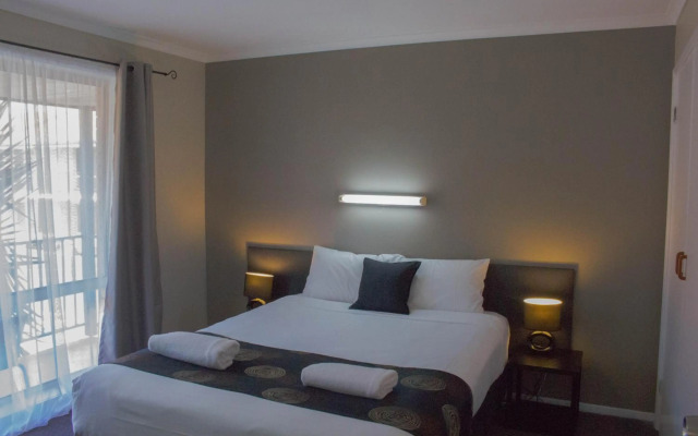 Blue Whale Motor Inn & Apartments